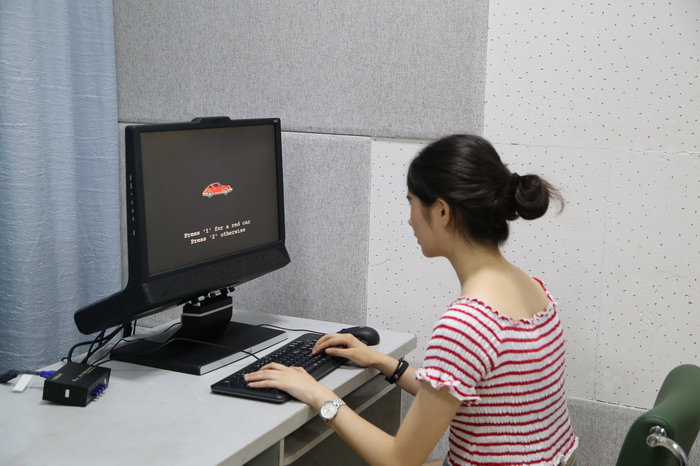 1525314491572035544.jpg ☆眼动实验室-学生做实验.jpg